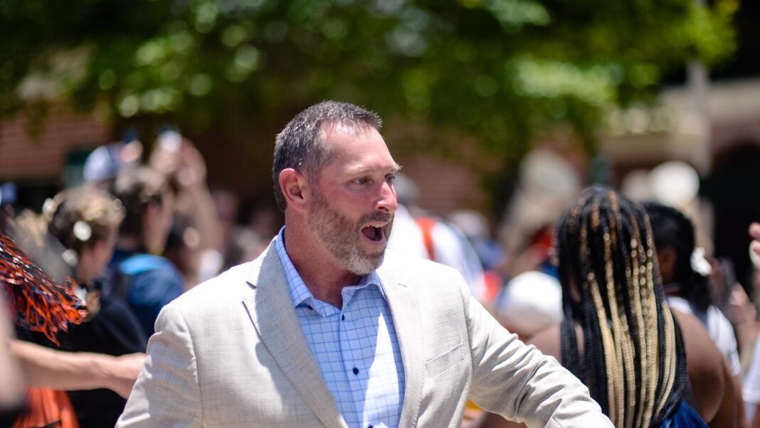 PHOTO: Butch Thompson and Auburn Baseball departs for NCAA Super Regionals